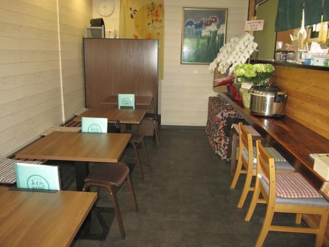 内観 カウンター席・テーブル席ございます