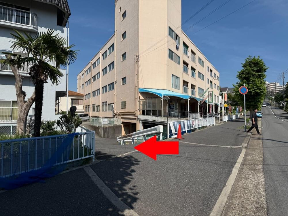 駐車場 赤い矢印のところが入り口です